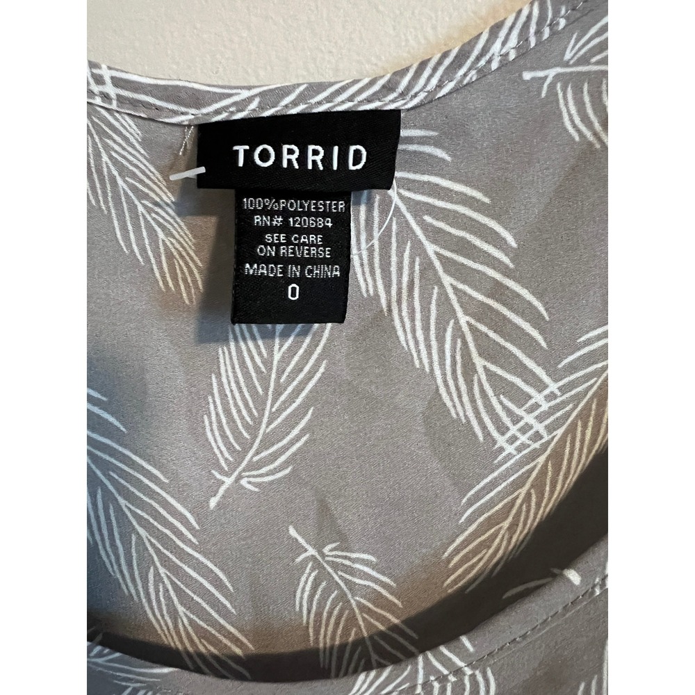 Torrid Gray Feather Print Sharkbite Hem Tank Top Blouse Size 0 Large 12 - Picture 4 of 6